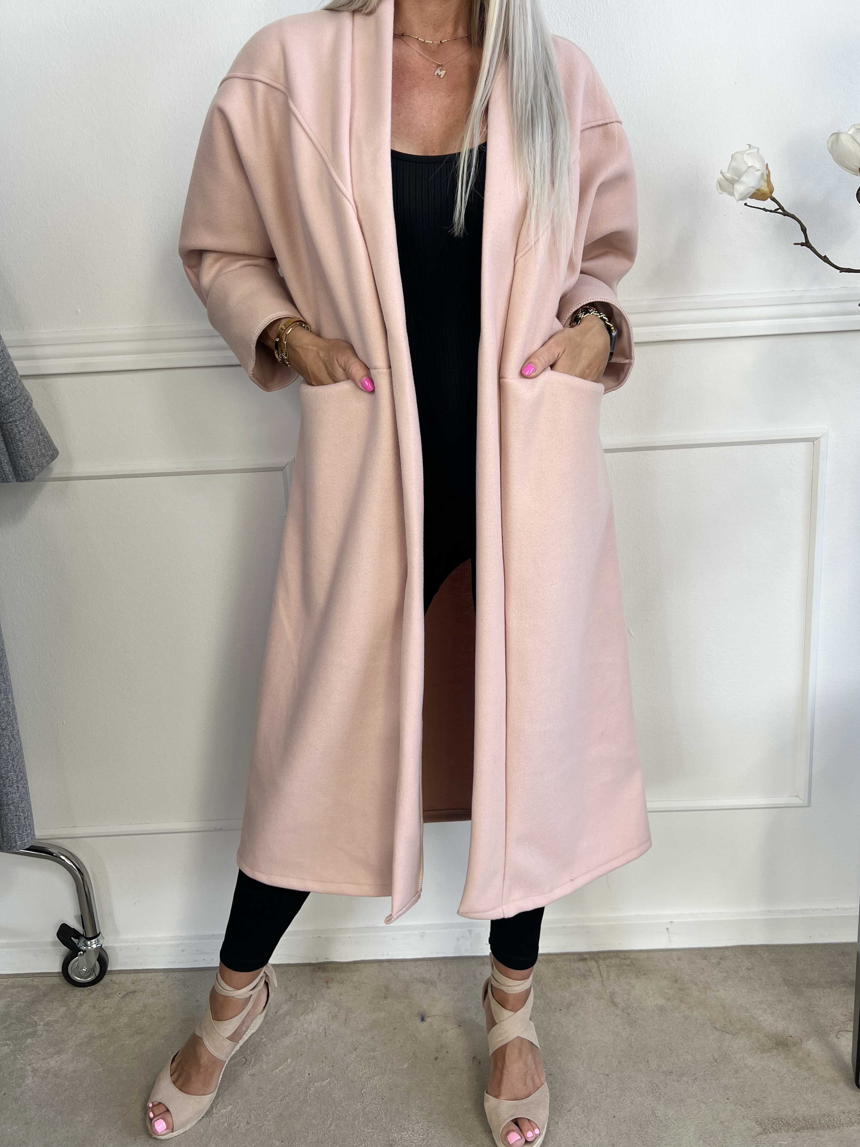 Annah - Oversized kappa med tydliga sömmar och fickor